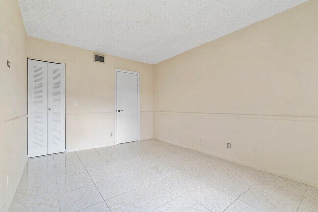 Building Photo - 6736 Palmetto Cir S