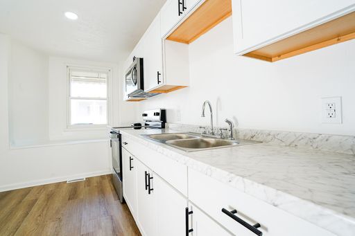 Building Photo - Charming Renovated 1-Bedroom Apartment in Madison Heights!