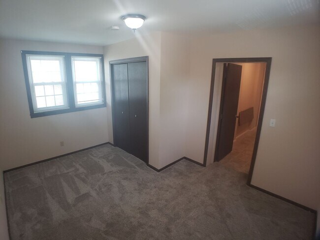 Building Photo - 1 Bedroom 1 Bath Upstairs Apartment