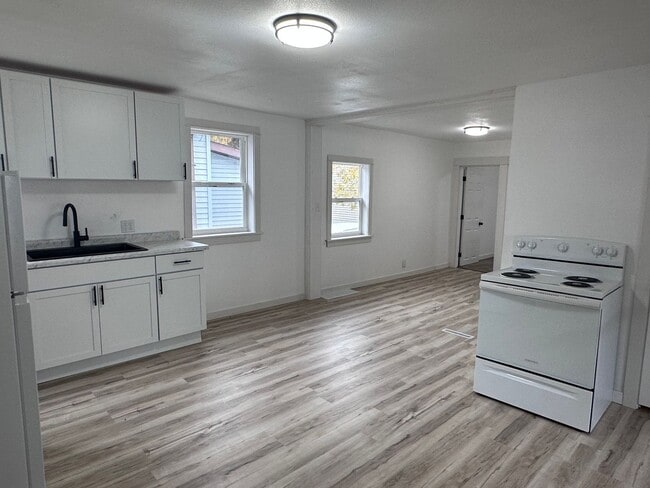 Building Photo - 1016 4th Ave