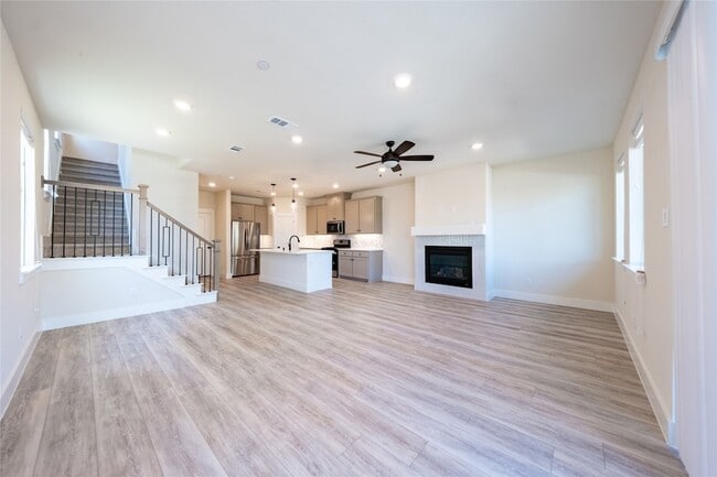 Building Photo - 813 Emerling Dr