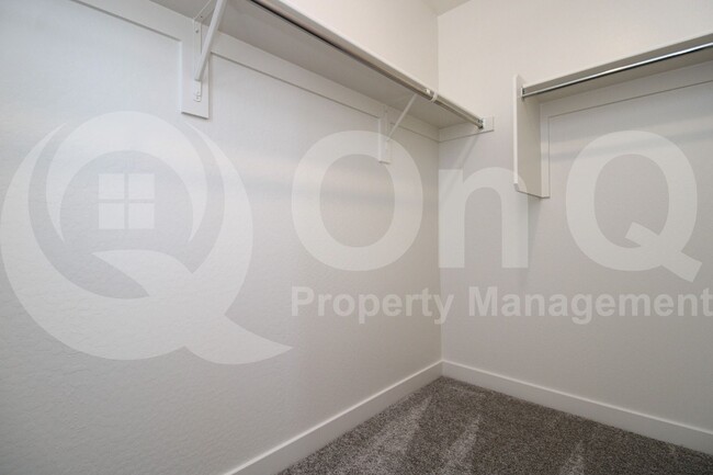 Building Photo - 2957 E Cherry Hill Dr