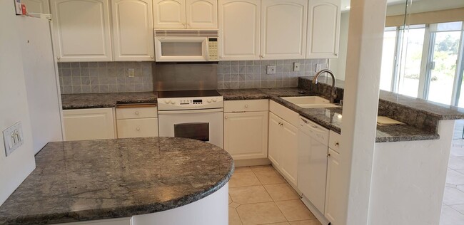 Building Photo - 204 Avenida Baja