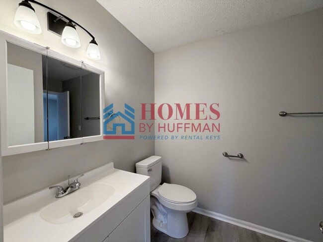 Building Photo - Three Bedroom House | Remodeled & Move in Ready