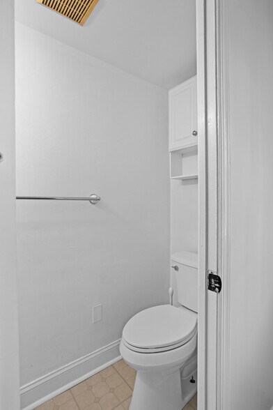 Building Photo - 1706 W Abingdon Dr