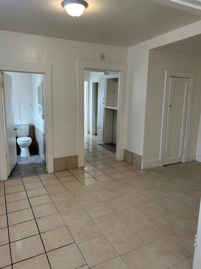 Building Photo - Hayward One Bedroom Duplex