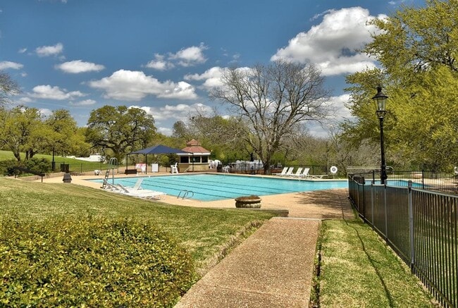 Building Photo - 2303 Inverrary Cir