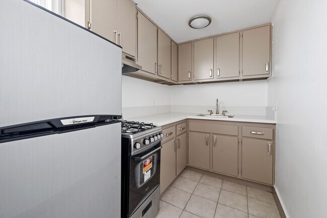 Building Photo - 944 Maltman Ave