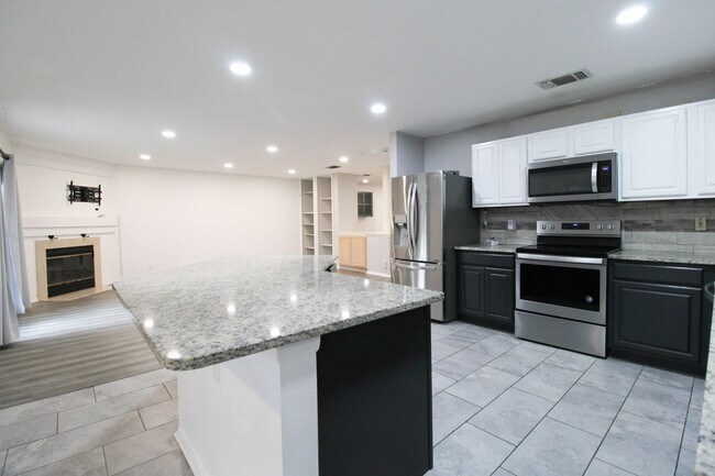 Building Photo - 14018 N Hills Village Dr