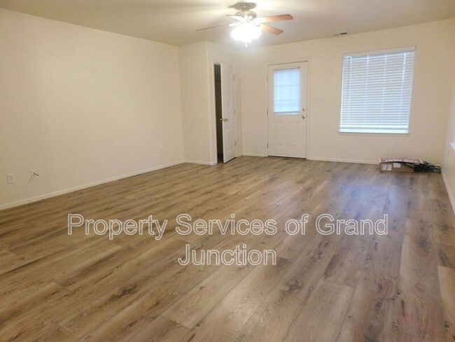 Building Photo - 3132 Shamrock Dr