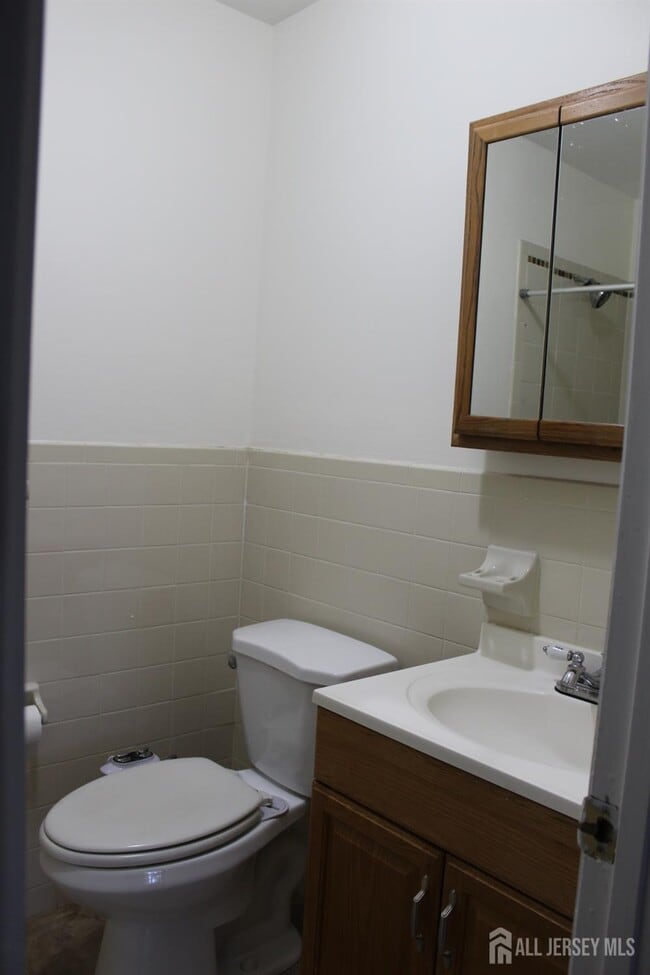 Building Photo - 820 Edison Glen Terrace