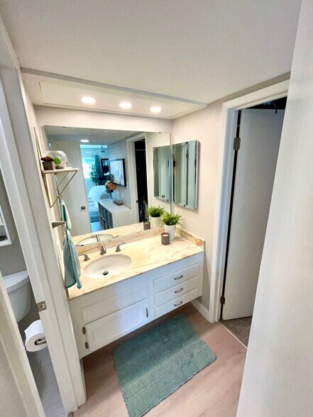 Primary bathroom sink - 6824 Hyde Park Dr