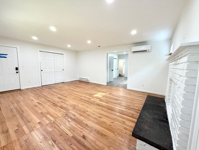 Building Photo - Serene & Spacious Fully renovated 1 BR ( 2...