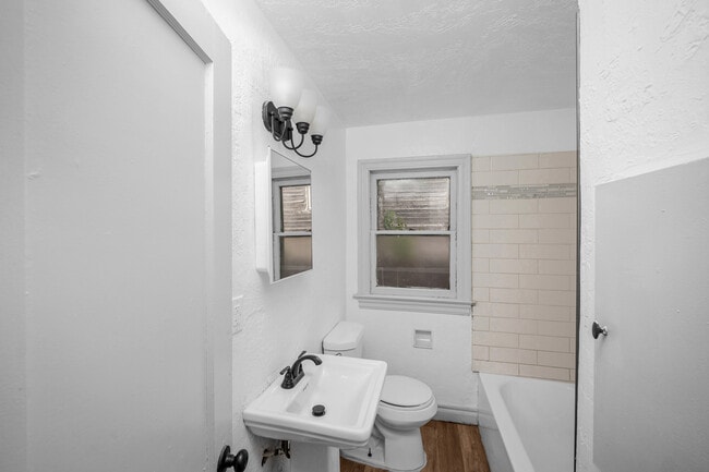 Building Photo - 1925 NW Oak Ave