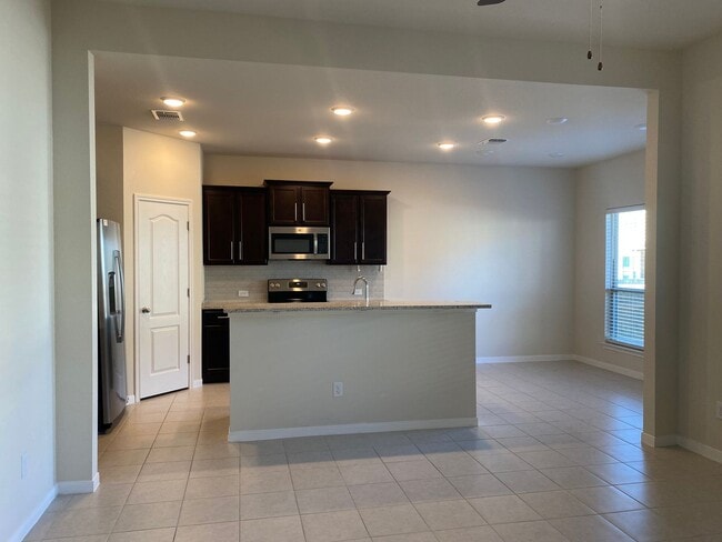 Building Photo - 4 BEDROOM, SHORT TERM LEASE AVAILABLE