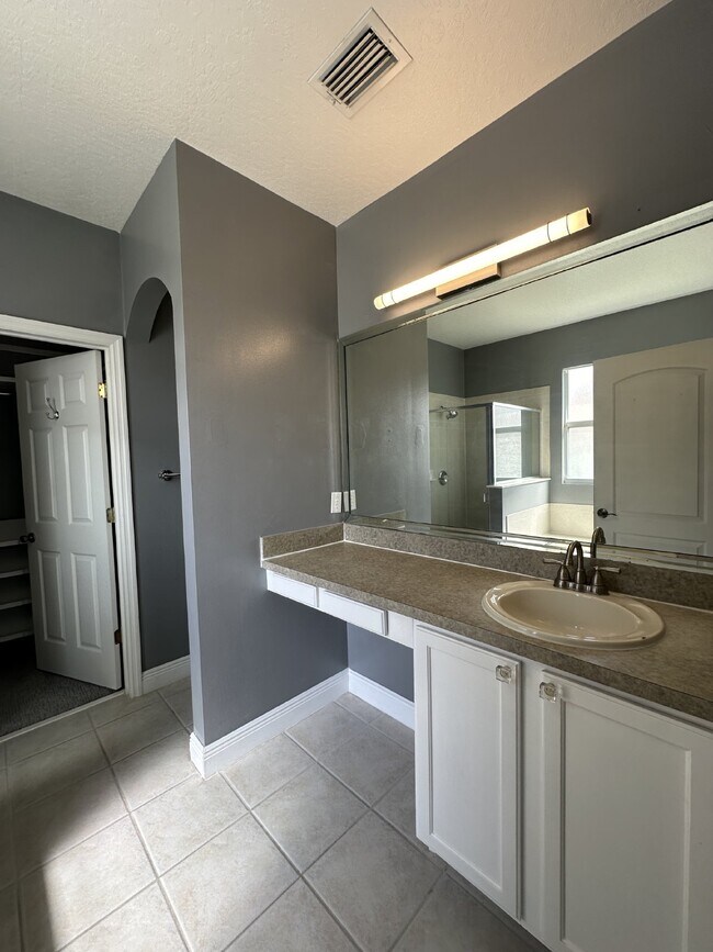 Building Photo - Spacious 4-Bedroom Home in Melbourne, FL w...