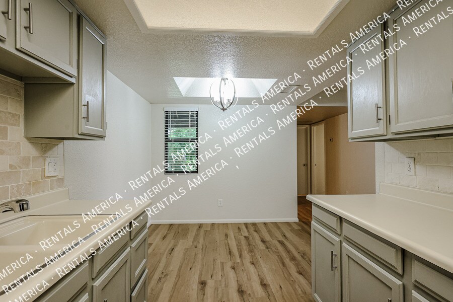 Building Photo - 2146 W Isabella Ave