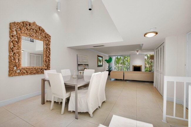 Building Photo - 1222 Hillsboro Mile