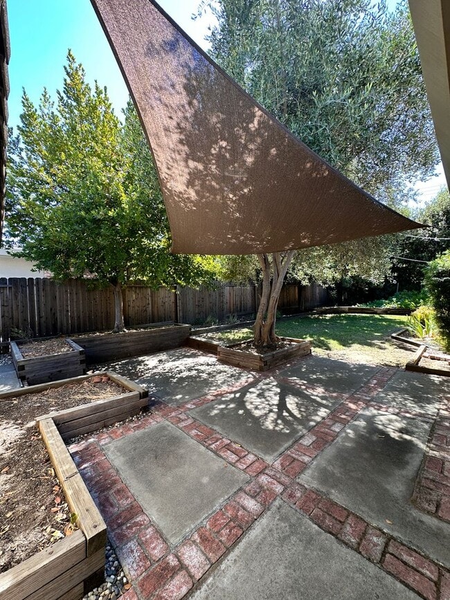 Building Photo - Three bedroom home