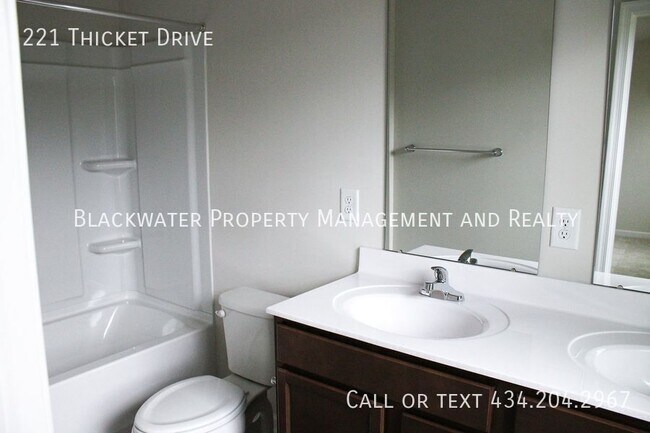 Building Photo - 221 Thicket Dr