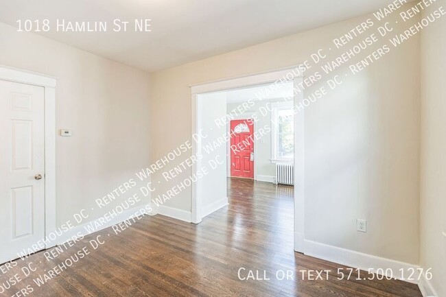 Building Photo - Newly renovated 3bd/1.5bth end unit TH Nes...