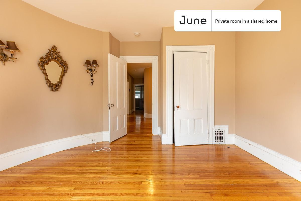 Building Photo - Private bedroom in 6 bed/2 bath Home