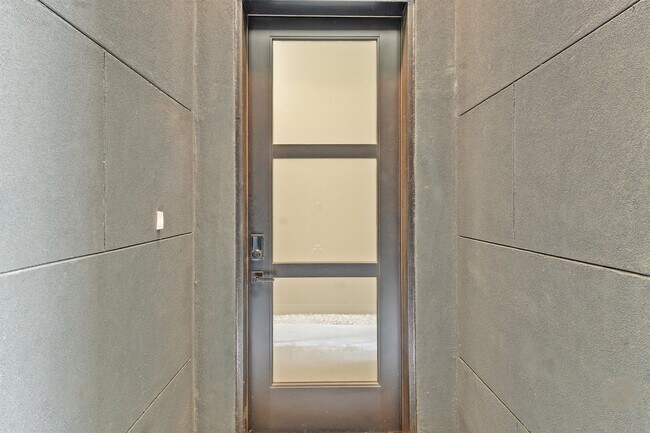 Building Photo - 1517 D Vermont St