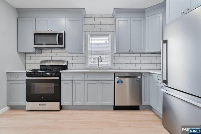 Building Photo - 16 John St