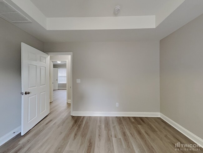 Building Photo - 2300 Saluda Dr