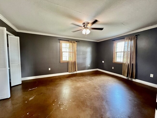 Building Photo - Cute Country Charmer!