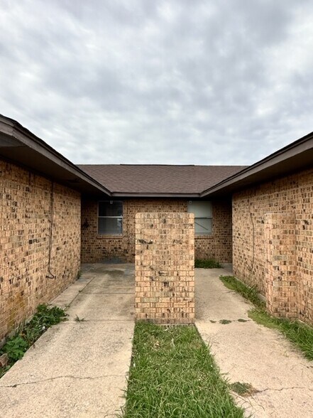 Building Photo - 6705 SW Beta Ave