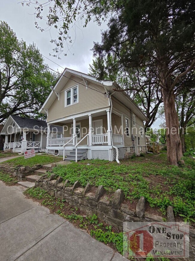 Building Photo - Spacious 3 bedroom/ 2 bathroom in Kansas City!