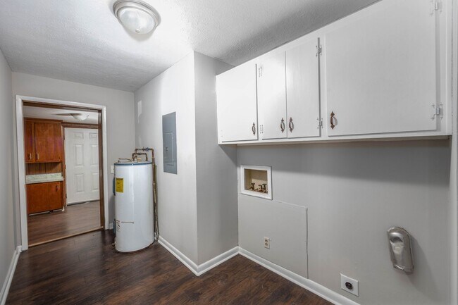 Building Photo - Move in Ready!!3 Bedroom 2 Bath Home in Le...