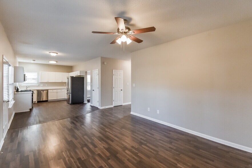 Building Photo - 19 Woodlake Dr