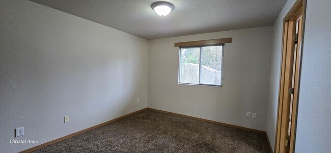 Building Photo - 3 bedroom 1 bath in Shorecrest Neighborhood