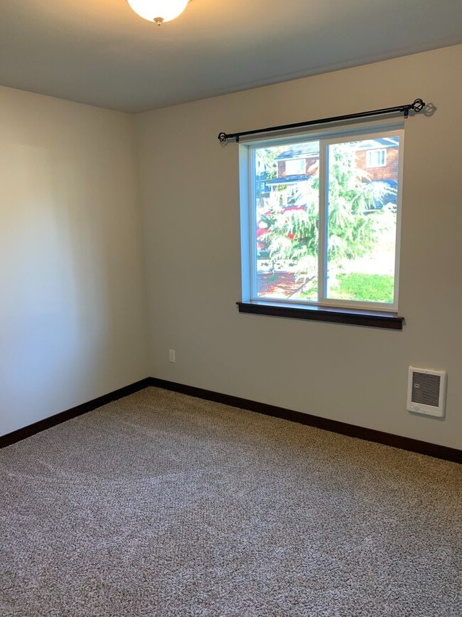 Building Photo - ***PENDING APPLICATION***Lovely 3 bedroom Home in Admirals Cove Community. Rare 6 Month Lease Ava...