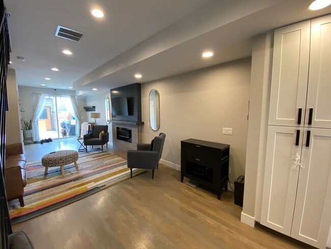 Building Photo - Modern 2 Bed | 3.5 Bath Townhome with Bonu...