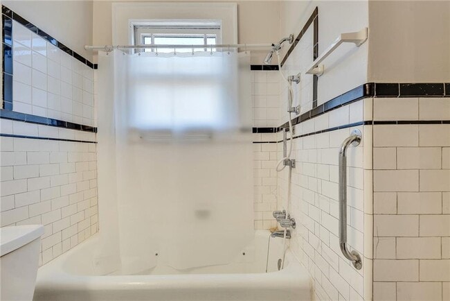 Building Photo - 812 Adair Ave NE