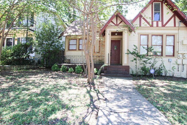 Building Photo - 436 W Rosewood Ave