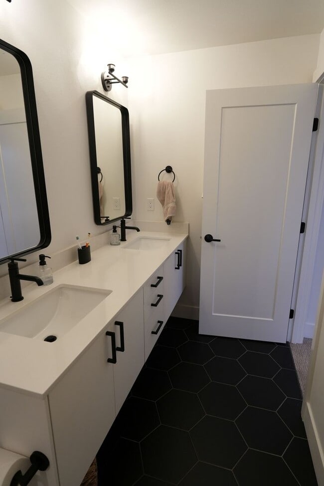 Building Photo - Bright Ballard Townhome – 2BR/2BA, 1,270 s...