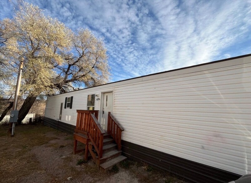 Building Photo - 2010 River Dr N