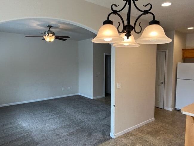 Building Photo - 3 BEDROOM TOWNHOME/ FENCED YARD/ ATTACHED GARAGE