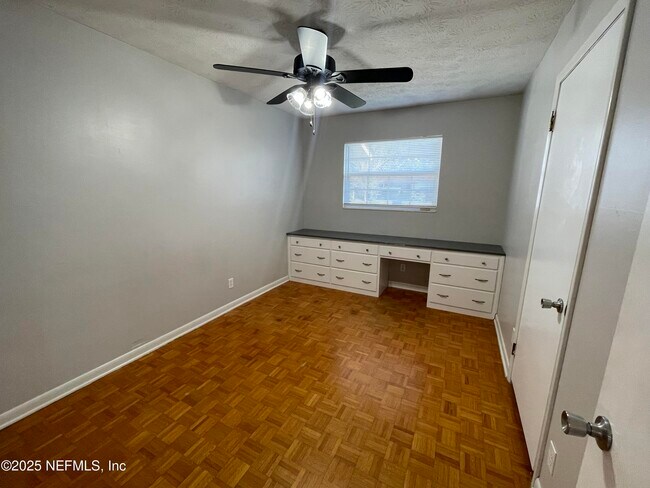 Building Photo - 1136 Willow Ln