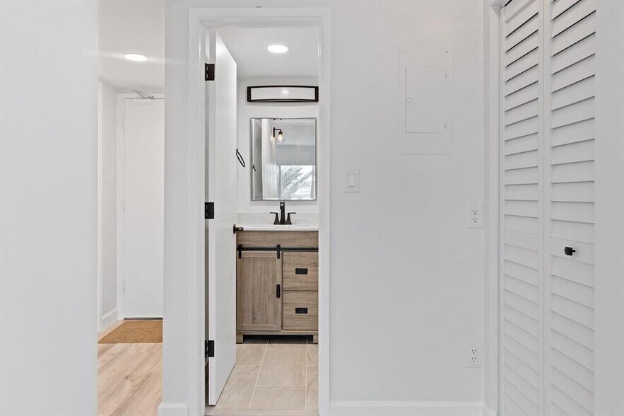 Building Photo - 2900 NE 30th St