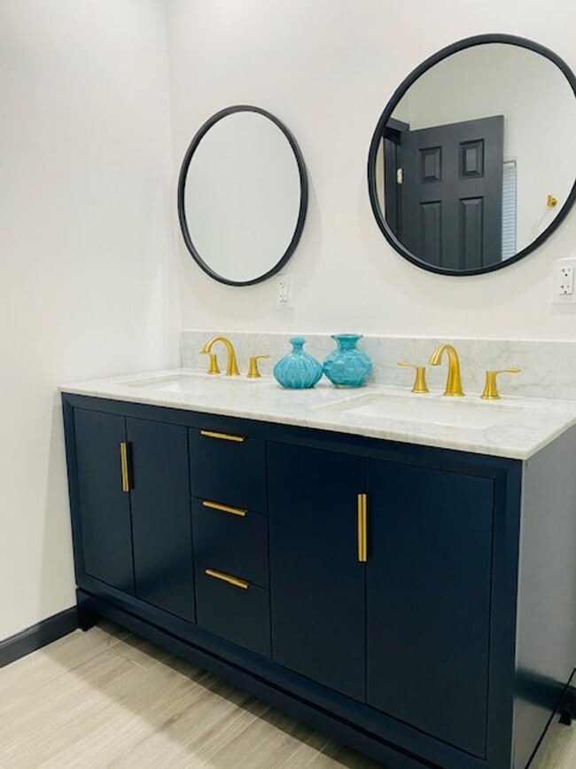 Building Photo - Modern Centrally Located 3 bed, 2 bath w/Large back yard