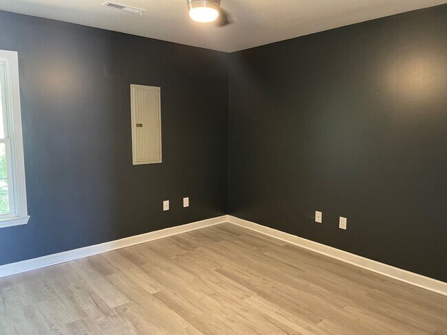 Building Photo - 1402