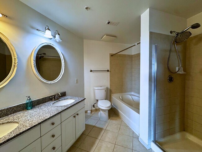 Building Photo - Luxury Fully Furnished 2BR/2BA Corner Cond...