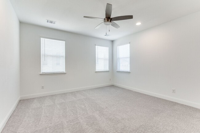 Building Photo - Modern 3 Bedroom / 2.5 Bath Townhome in Fo...
