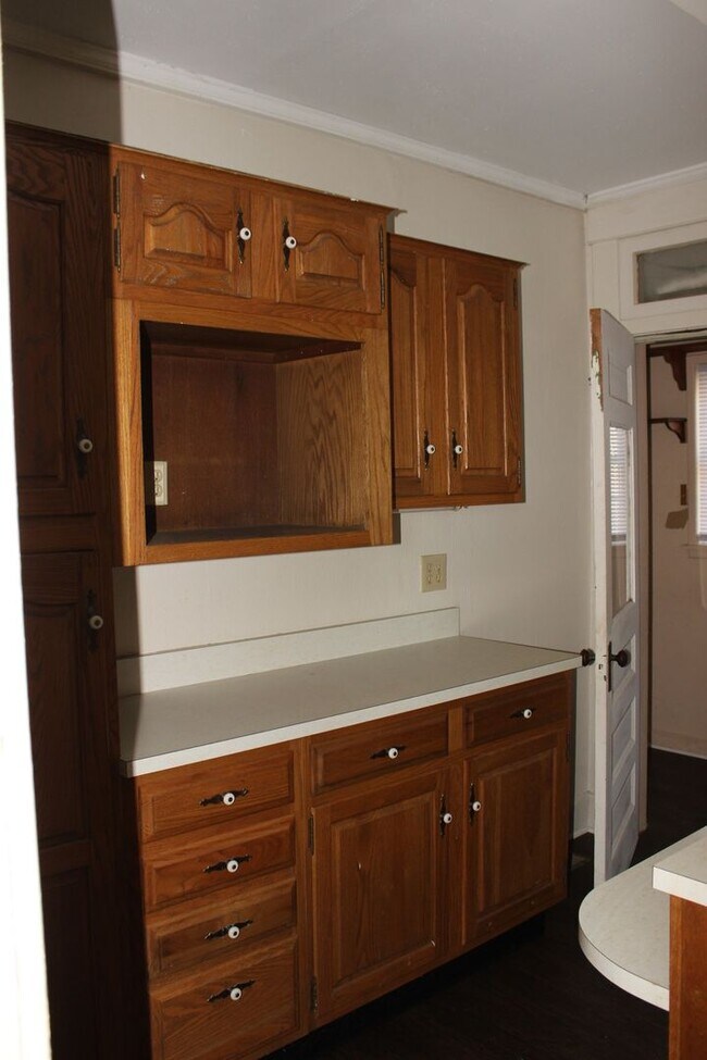 Building Photo - Close to Campus: Dishwasher and Washer/Dryer Included