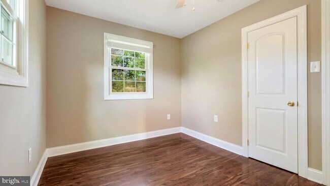 Building Photo - 1732 Creek Rd